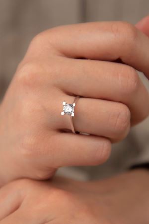 14 Ayar Beyaz Altın Tektaş Yüzük