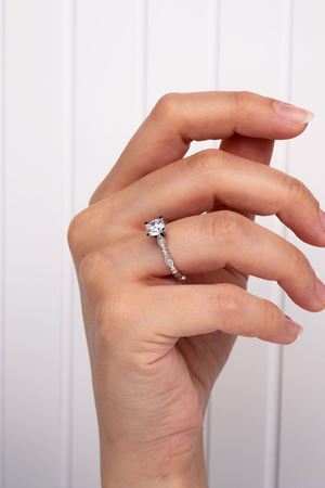 14 Ayar Beyaz Altın Kenar Taşlı Tektaş Yüzük