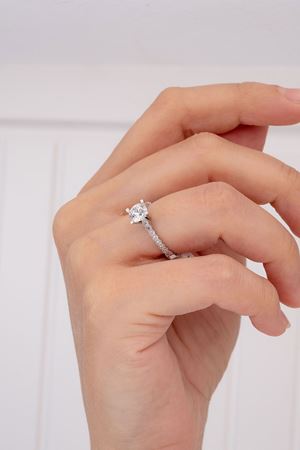 14 Ayar Beyaz Altın Kenar Taşlı Tektaş Yüzük