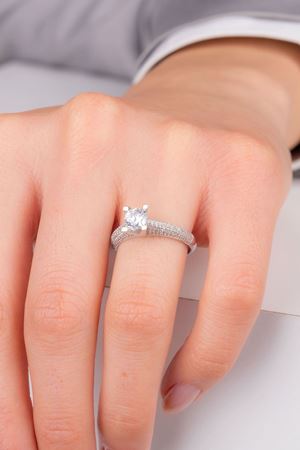 14 Ayar Beyaz Altın Kenar Taşlı Tektaş Yüzük