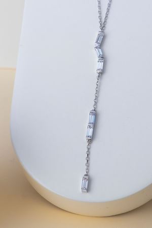 14 Ayar Beyaz Altın Baget Taşlı Kolye