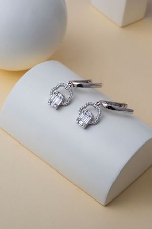 0,63 Carat Pırlanta Baget Taşlı Sallamalı Küpe