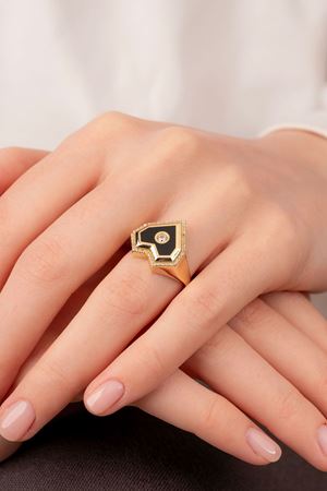 14 Ayar Altın Siyah Mineli Taşlı Kalpli Yüzük