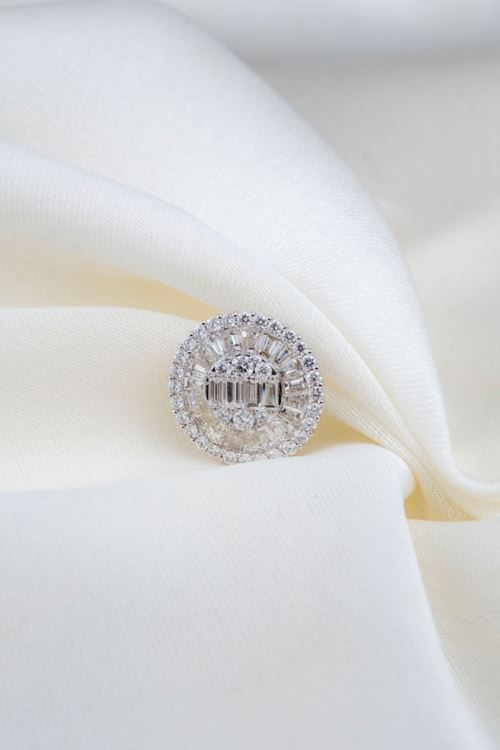 1,94 Carat Pırlanta Baget Taşlarla Sarılı Set Kolye Ucu