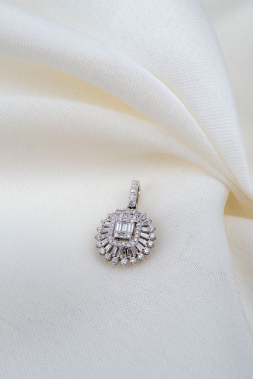 0,44 Carat Pırlanta Taşlı Yuvarlak Baget Set Kolye Ucu