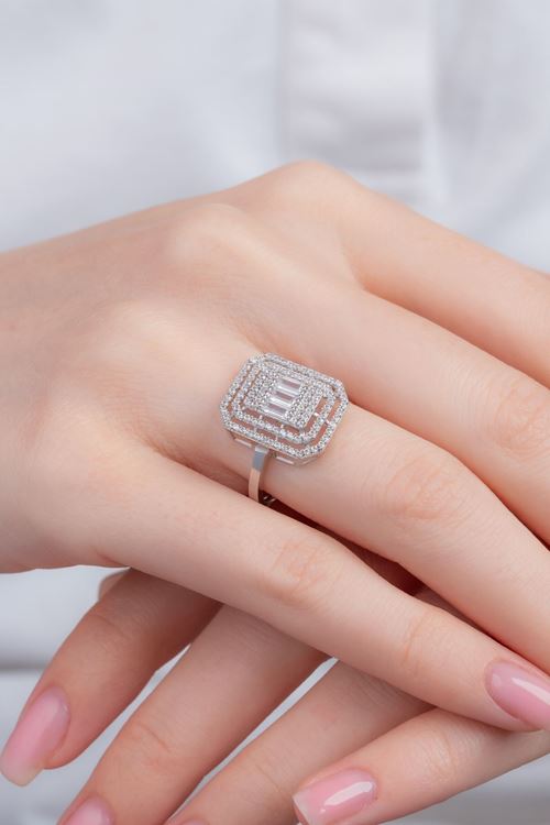 8 Ayar Beyaz Altın Baget Taşlı Yüzük