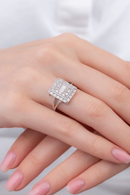 8 Ayar Beyaz Altın Gösterişli Baget Yüzük