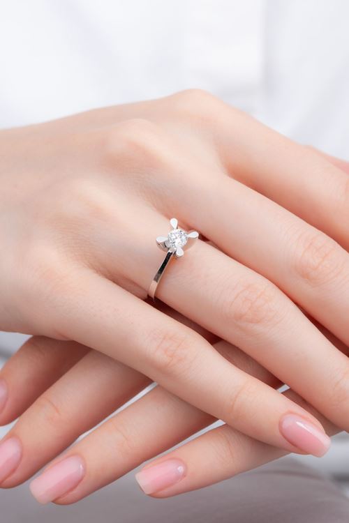 0,40 Carat Pırlanta Badem Tırnak Tektaş Yüzük