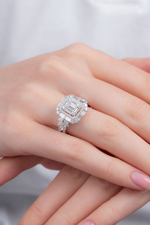 2,07 Carat Pırlanta Büyük Baget Taşlı Tasarım Yüzük