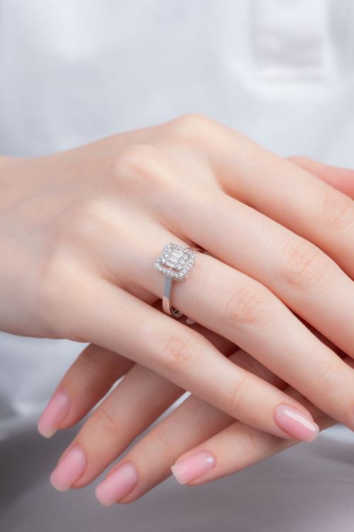 14 Ayar Beyaz Altın Baget Taşlı Yüzük