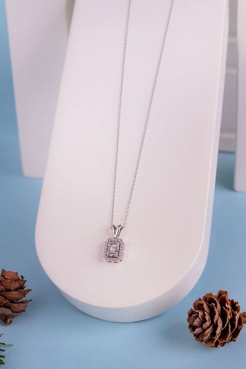 0,09 Carat Pırlanta Efektli Baget Kolye