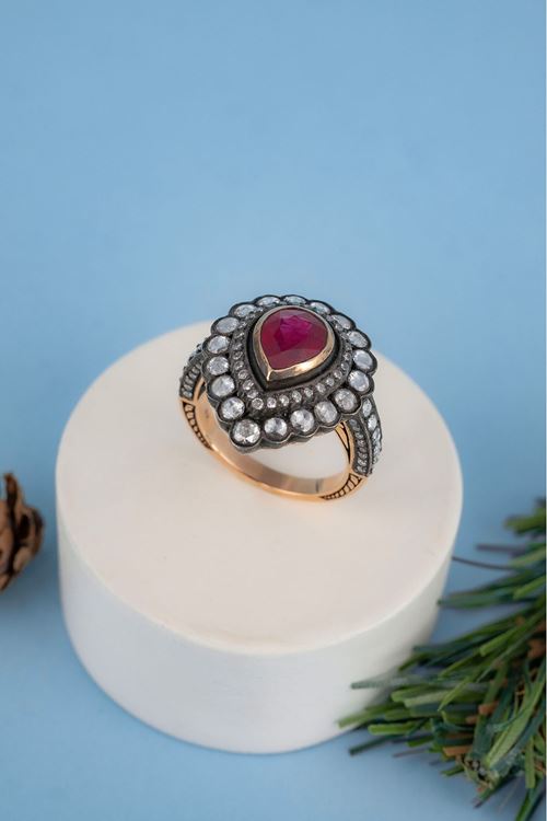 3,73 Carat Elmas Kırmızı Taşlı Yüzük