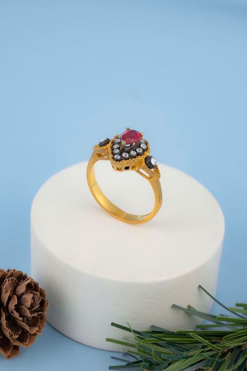 0,62 Carat Elmas Kırmızı Taşlı Damla Model Yüzük