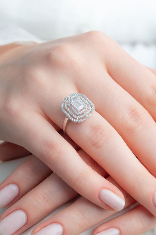 14 Ayar Beyaz Altın Baget Taşlı Yüzük