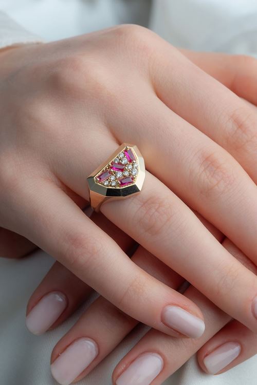 14 Ayar Altın Pembe Taşlı Üçgen Yüzük