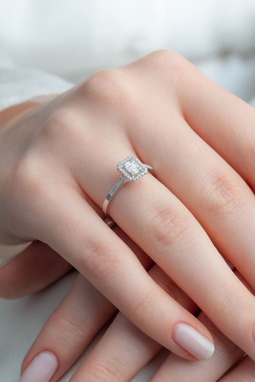 0,20 Carat Pırlanta Baget Taşlı Yüzük