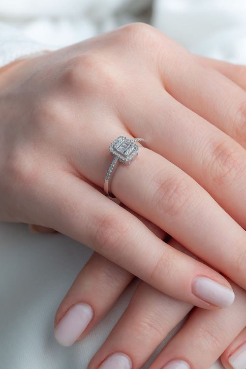 0,23 Carat Pırlanta Baget Taşlı Yüzük