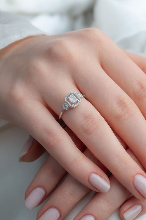 0,26 Carat Pırlanta Kenar Taşlı Baget Yüzük
