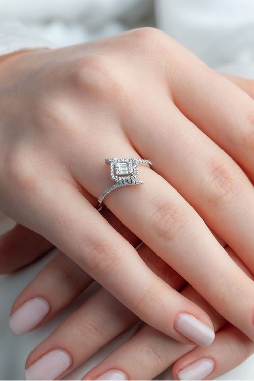 0,34 Carat Pırlanta Baget Taşlı Tasarım Yüzük