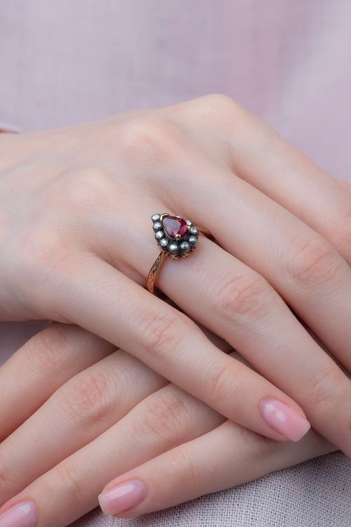 1,33 Carat Elmas Kırmızı Taşlı Trend Yüzük