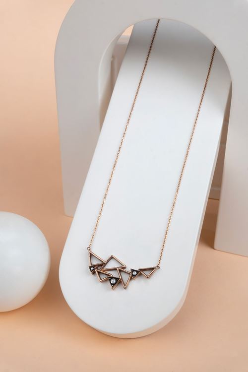 0,07 Carat Elmas Üçgen Tasarımlı Kolye