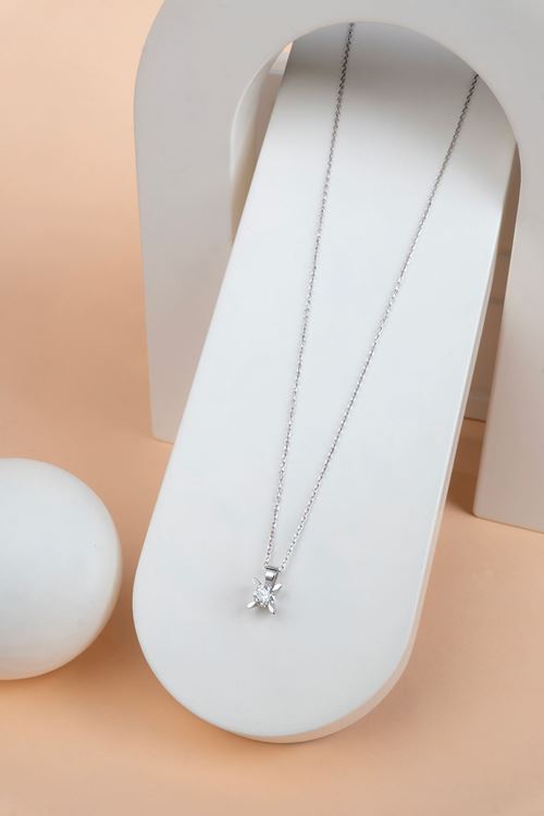 0,40 Carat Pırlanta Bademtırnak Tektaş Kolye